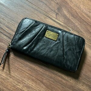 Basic black clutch